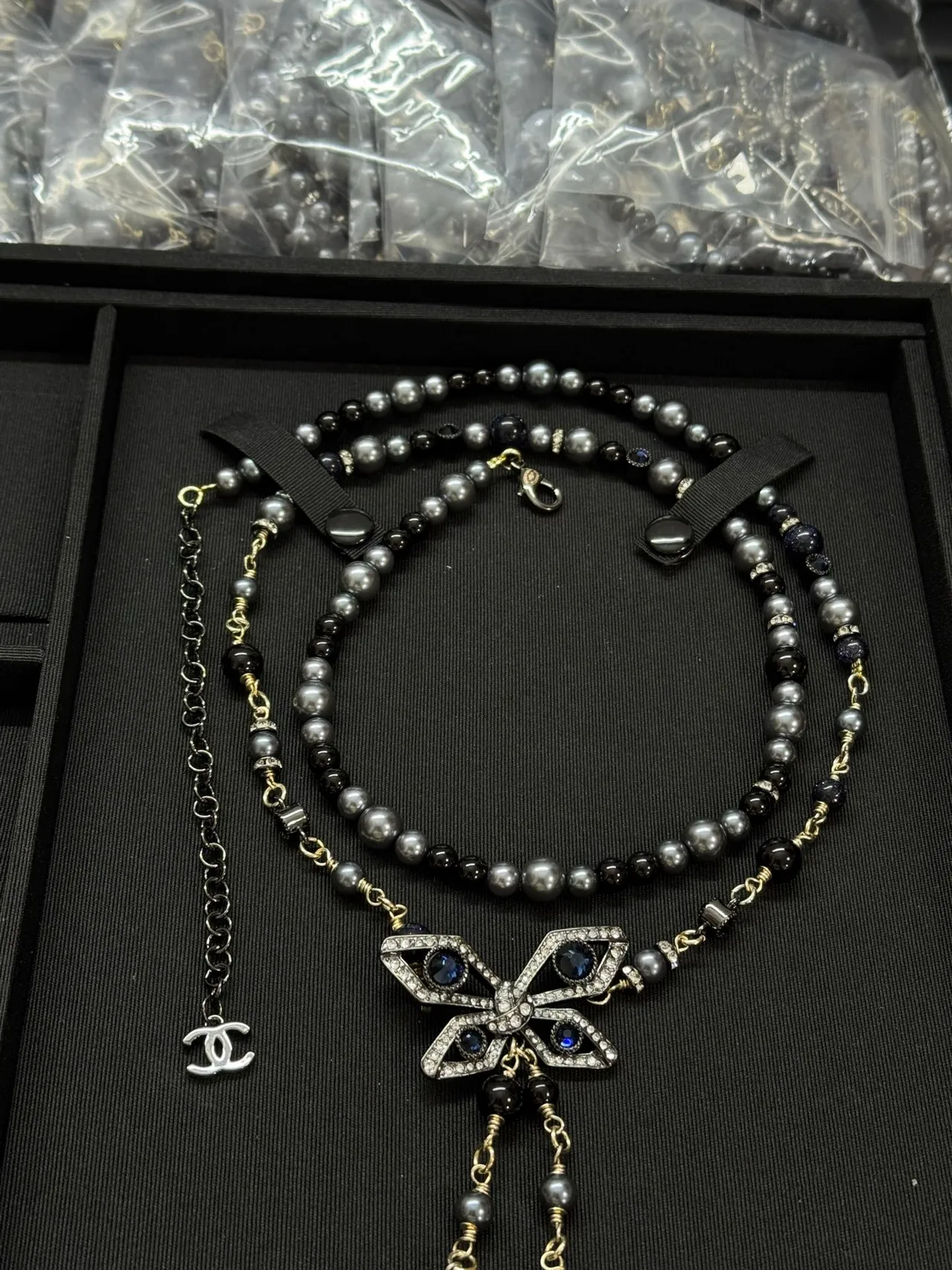 Collier Chanel Noir Gris Multi-Strand Perles Papillon Pavé Pendentif 4
