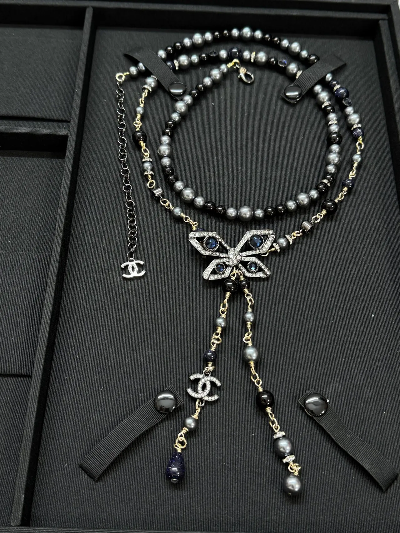 Collier Chanel Noir Gris Multi-Strand Perles Papillon Pavé Pendentif 7