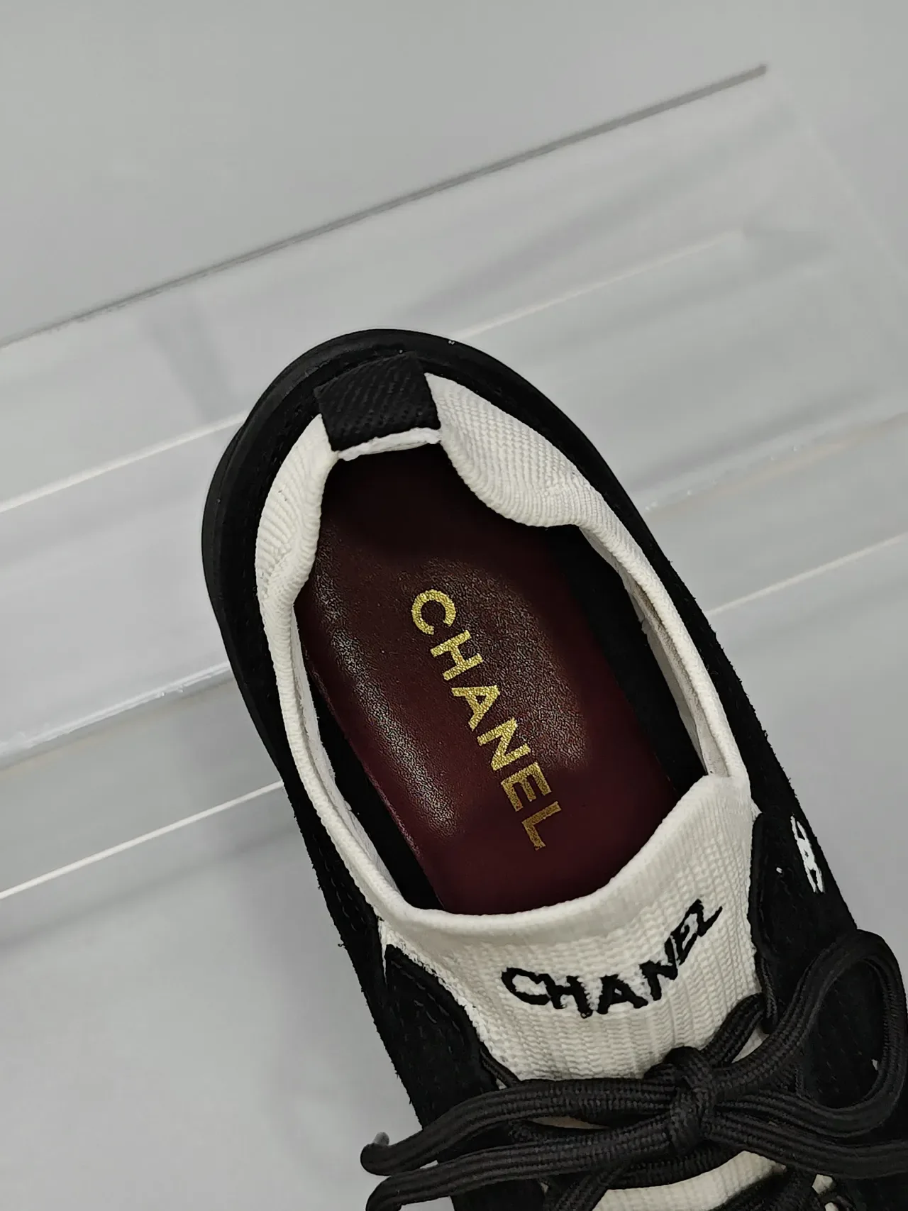 Chanel Tênis Lifestyle de Camurça Preta e Colar de Tricô Branco 2