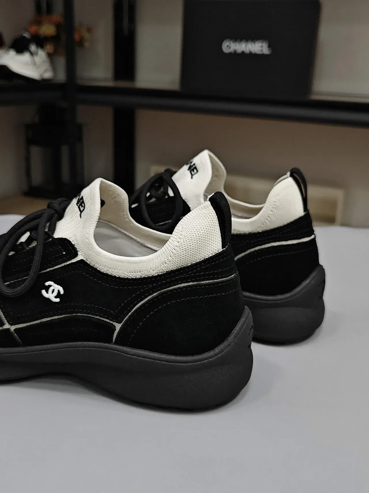 Chanel Tênis Lifestyle de Camurça Preta e Colar de Tricô Branco 3