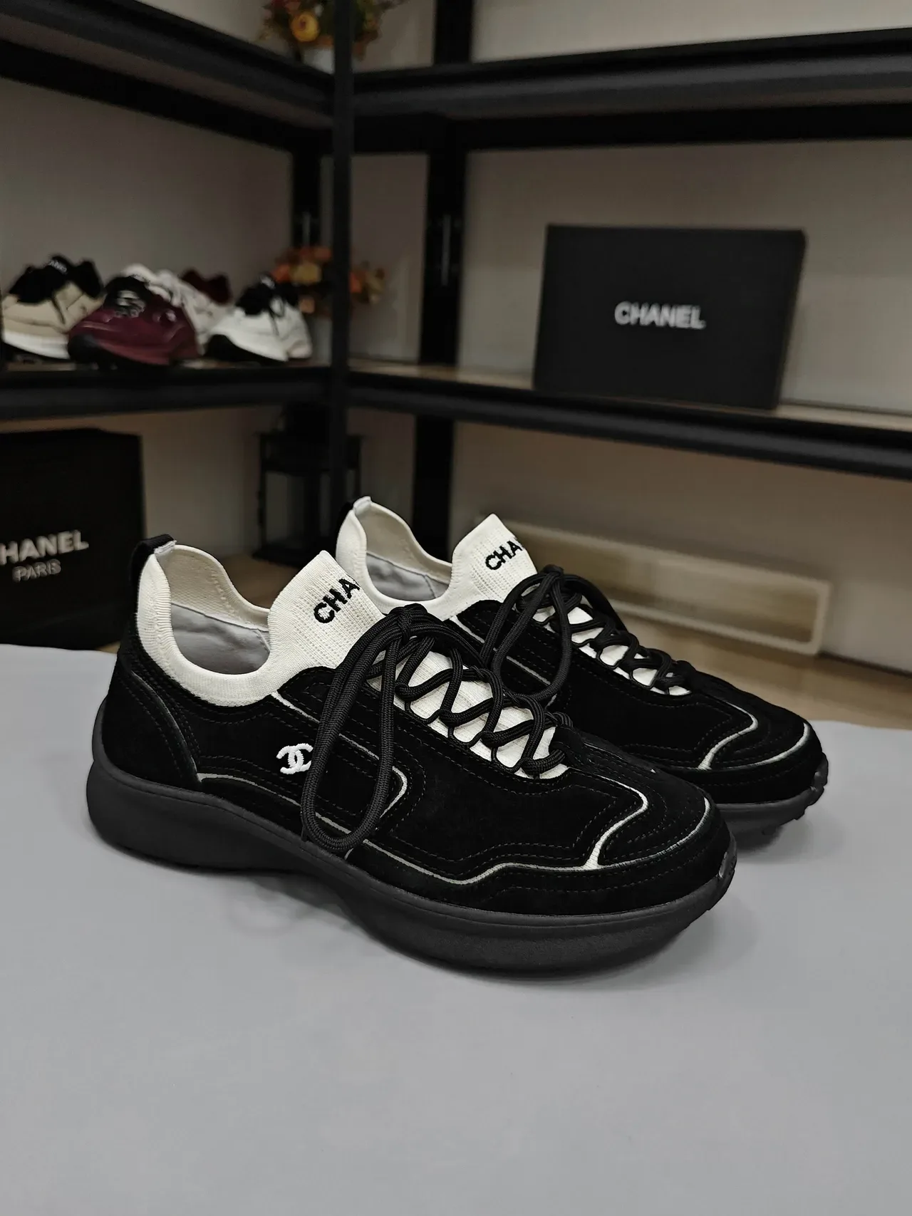 Chanel Tênis Lifestyle de Camurça Preta e Colar de Tricô Branco 4