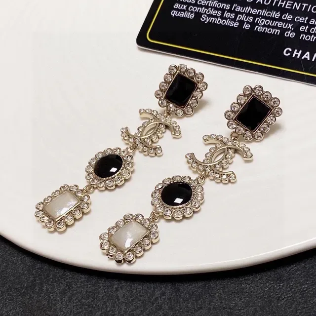 Chanel Boucles d'oreilles Noir Blanc Multi-Niveaux Goutte Cristaux Incrustés 8