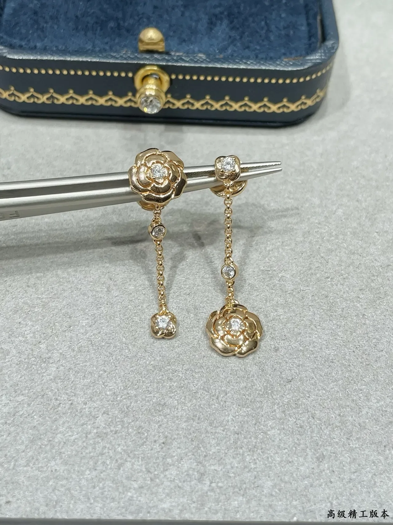 Chanel Camélia Diamants أقراط ذهبي اللون ماسية سلسلة زهرية معلقة 4