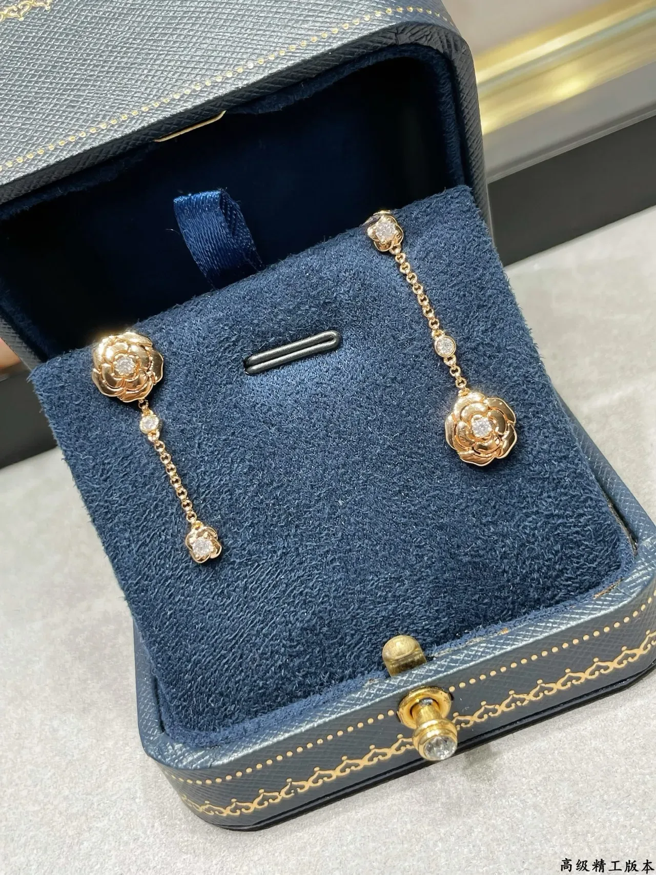 Chanel Camélia Diamants أقراط ذهبي اللون ماسية سلسلة زهرية معلقة 7