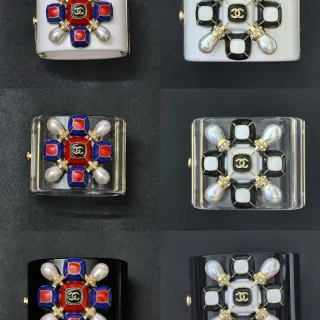 Chanel Camellia Cuff Bracelet rouge bleu blanc en émail perlé