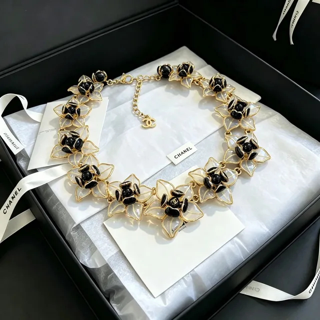 Collier Chanel Camellia Floral en Résine Or Noir Blanc 2