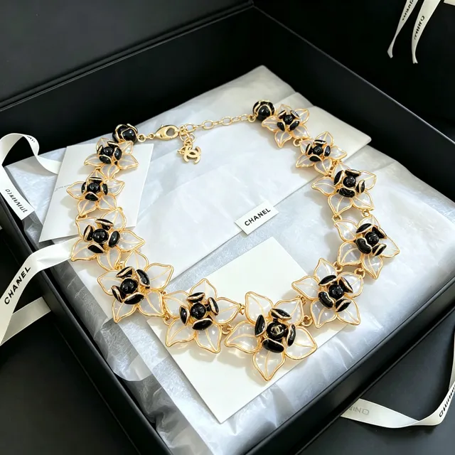 Collier Chanel Camellia Floral en Résine Or Noir Blanc 3
