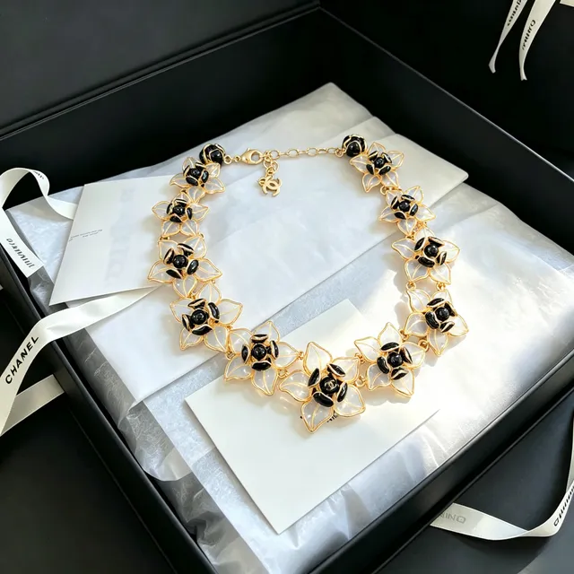 Collier Chanel Camellia Floral en Résine Or Noir Blanc 4