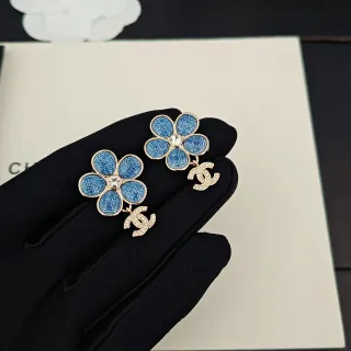 Chanel Camélia Fleur Texturé Denim Bleu Cristaux Pavé Boucles d'oreilles
