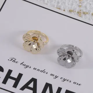 Chanel خاتم زهور الكاميليا باللون الذهبي والفضي