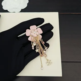Chanel कैमेलिया फ्रिंज ब्रोच पिंक गोल्ड फ्लोरल मोटिफ डांगलिंग चेन