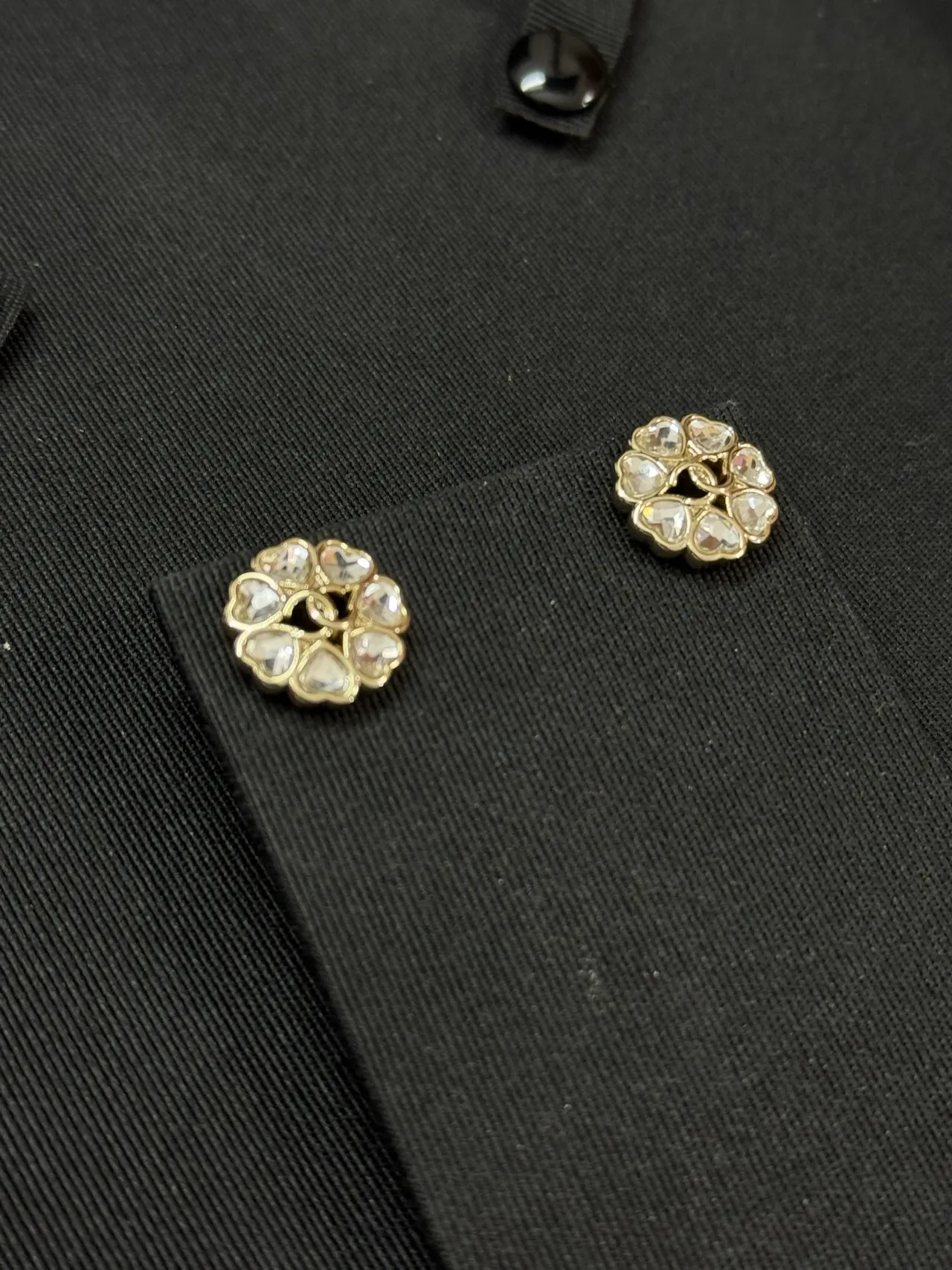 Chanel Camellia Pendientes de metal con motivo floral dorado transparente 2