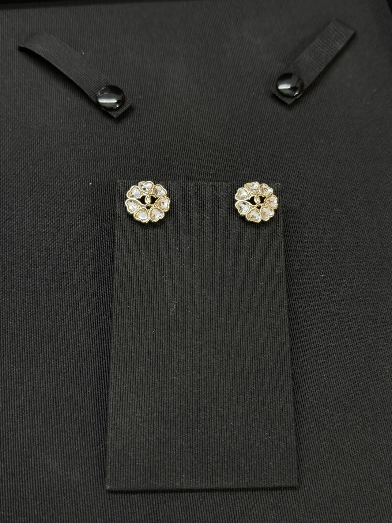 Chanel Camellia Pendientes de metal con motivo floral dorado transparente 3