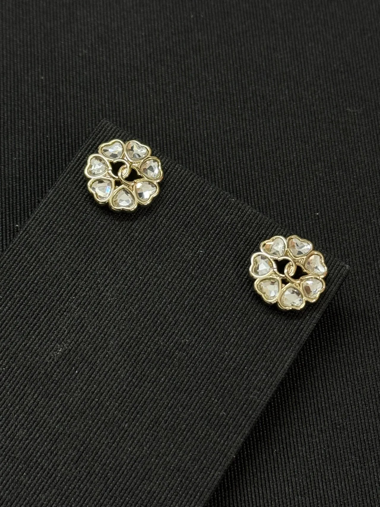 Chanel Camellia Pendientes de metal con motivo floral dorado transparente 4