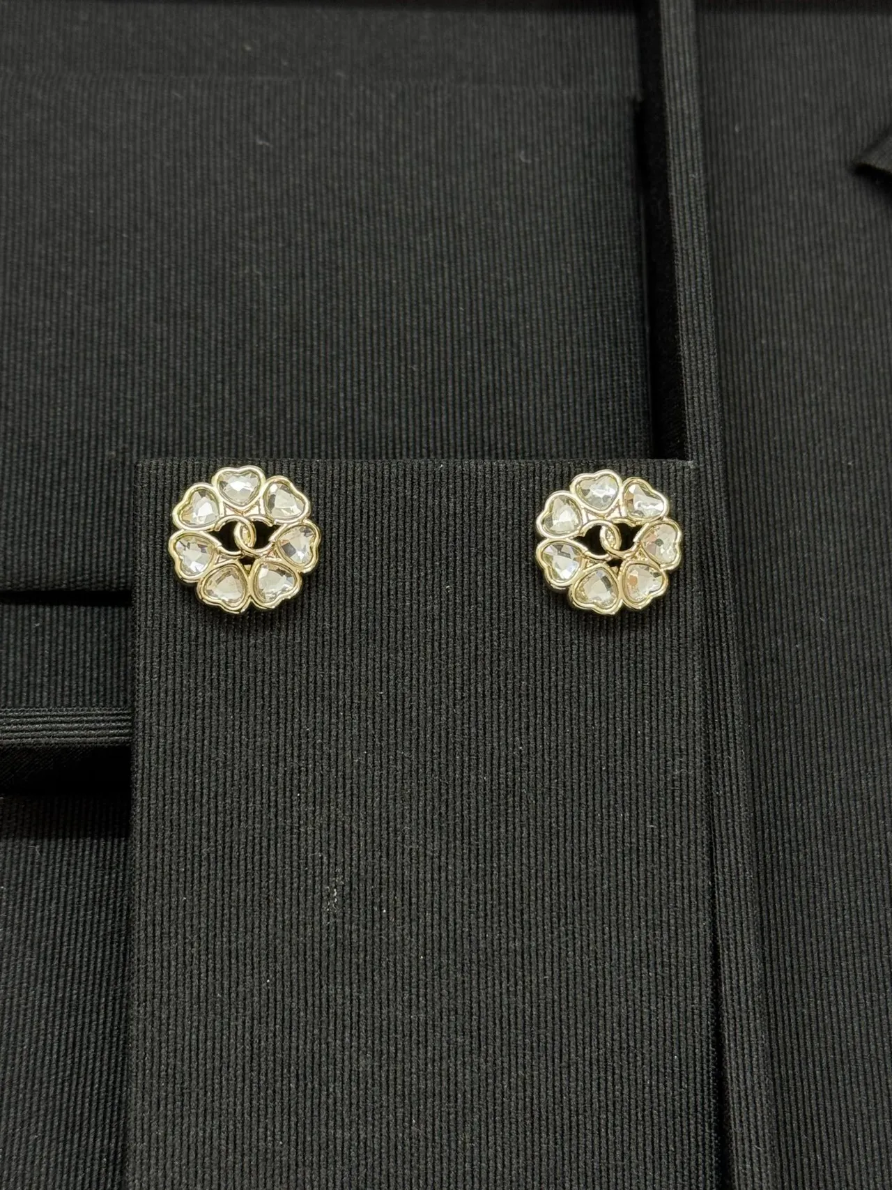 Chanel Camellia Pendientes de metal con motivo floral dorado transparente 5