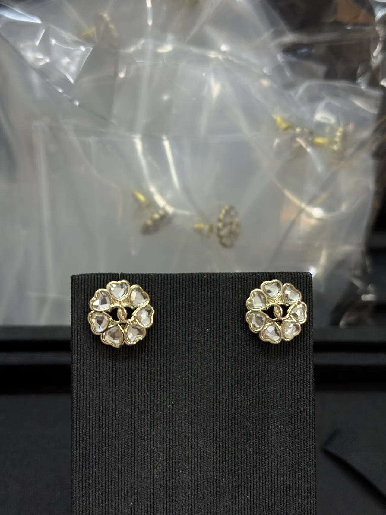 Chanel Camellia Pendientes de metal con motivo floral dorado transparente 6