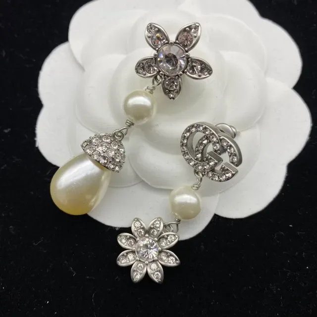 Chanel Brincos Camélia Pérola Prata Bege Motivo Floral 2