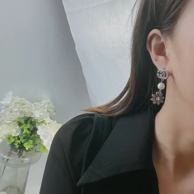 Chanel Brincos Camélia Pérola Prata Bege Motivo Floral 5