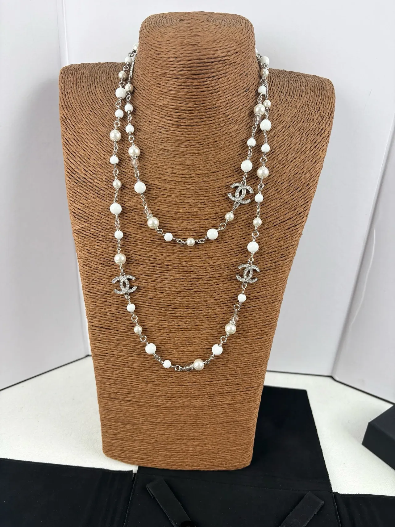 Chanel Camellia Pearl Necklace Corrente Branca Prateada com Contas Broche Desmontável 2