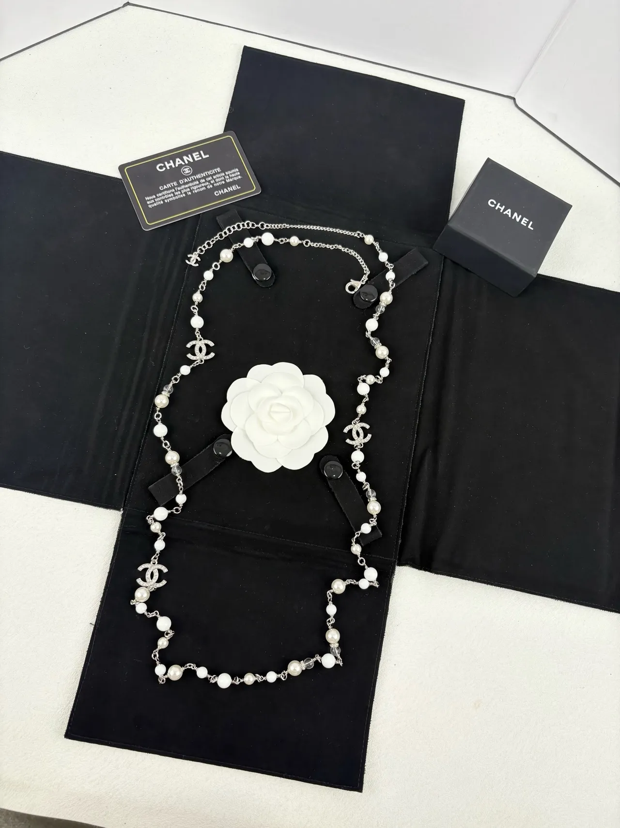 Chanel Camellia Pearl Necklace Corrente Branca Prateada com Contas Broche Desmontável 3