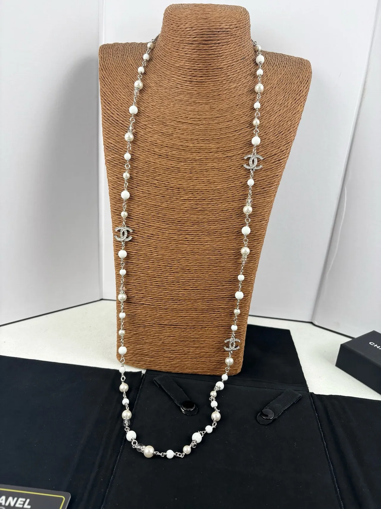 Chanel Camellia Pearl Necklace Corrente Branca Prateada com Contas Broche Desmontável 4