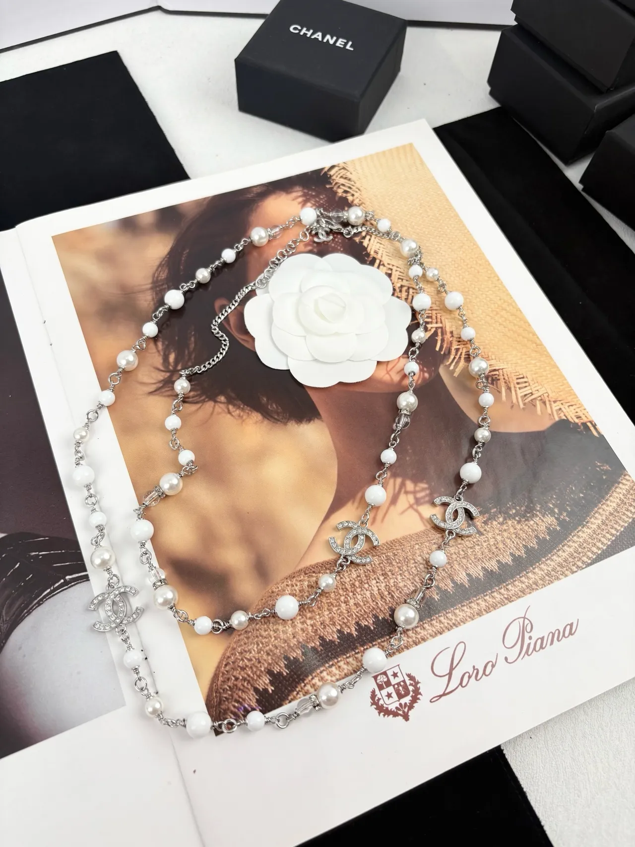 Chanel Camellia Pearl Necklace Corrente Branca Prateada com Contas Broche Desmontável 5