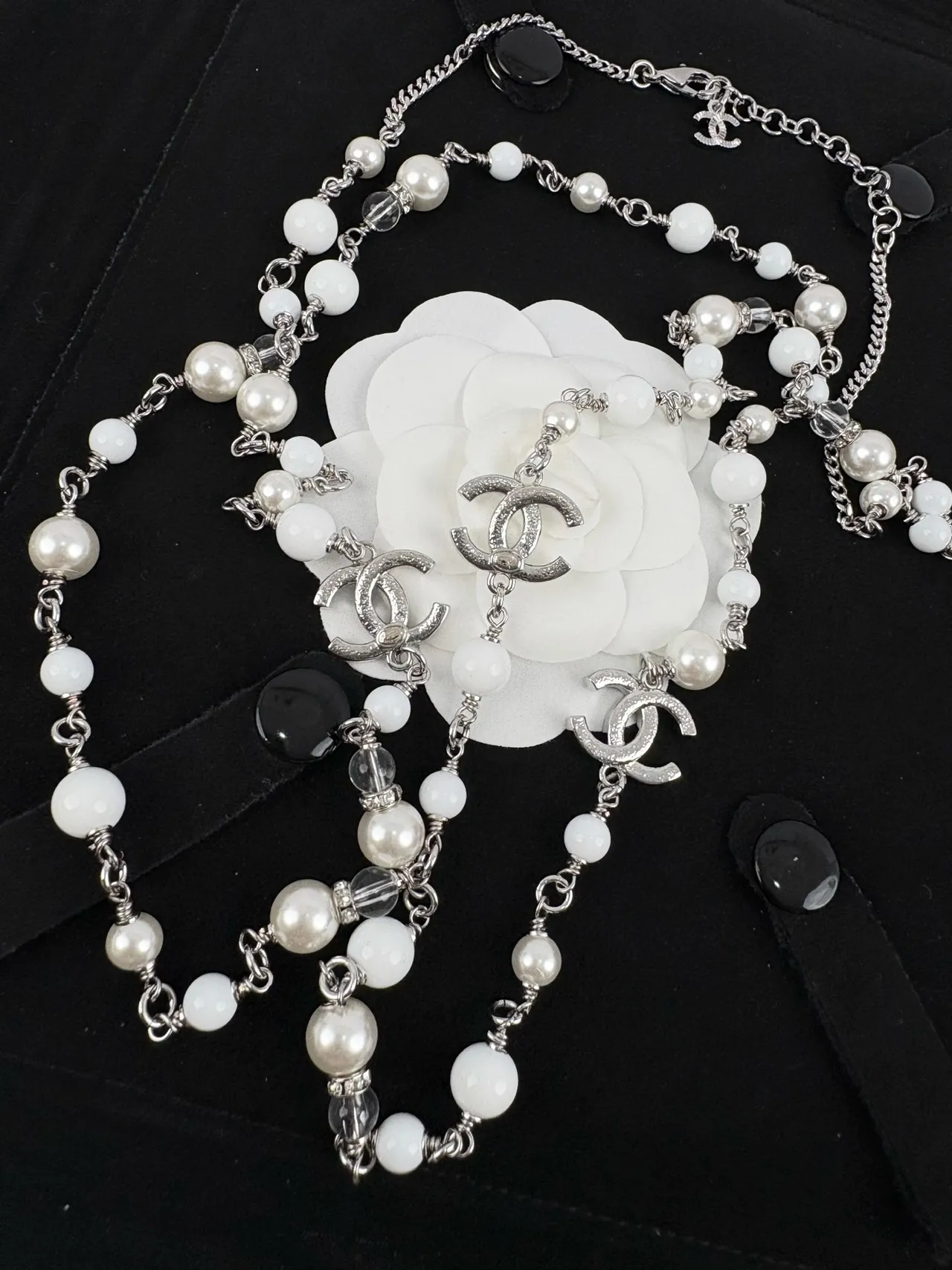 Chanel Camellia Pearl Necklace Corrente Branca Prateada com Contas Broche Desmontável 6
