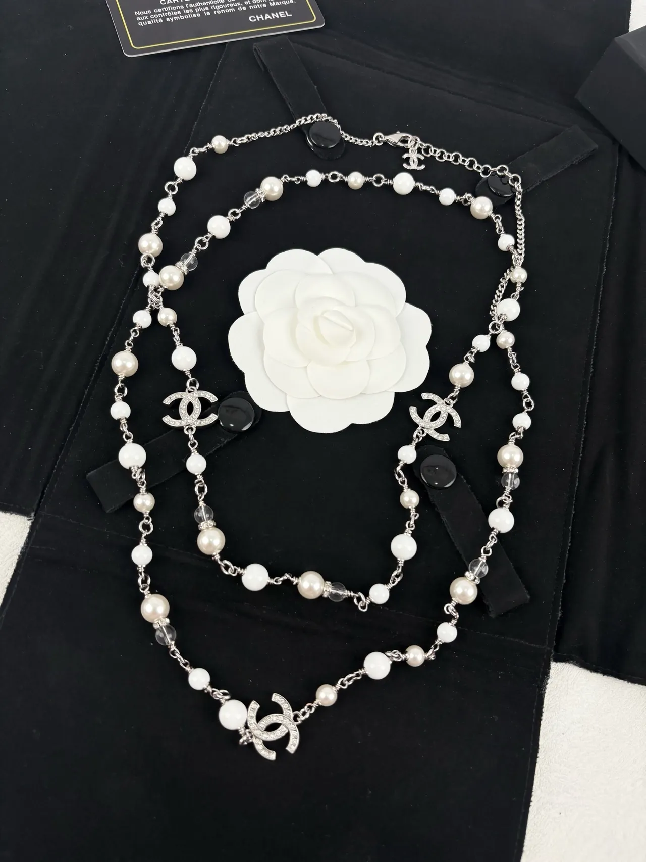 Chanel Camellia Pearl Necklace Corrente Branca Prateada com Contas Broche Desmontável 7