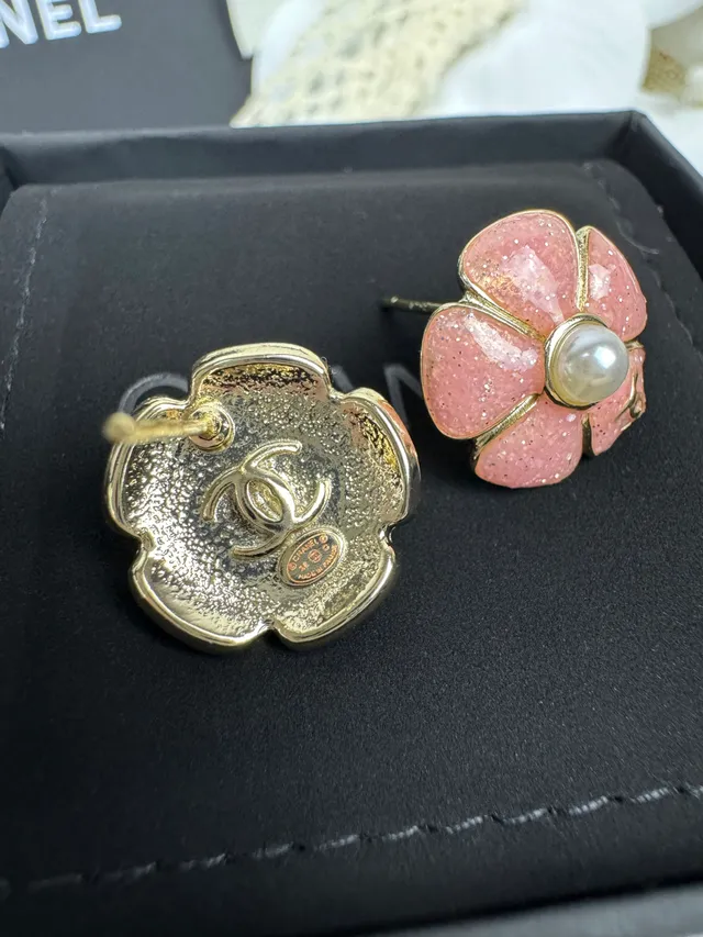 Chanel Camellia الذهب الوردي النمط الزهوري بريق إنهاء المينا أقراط 3