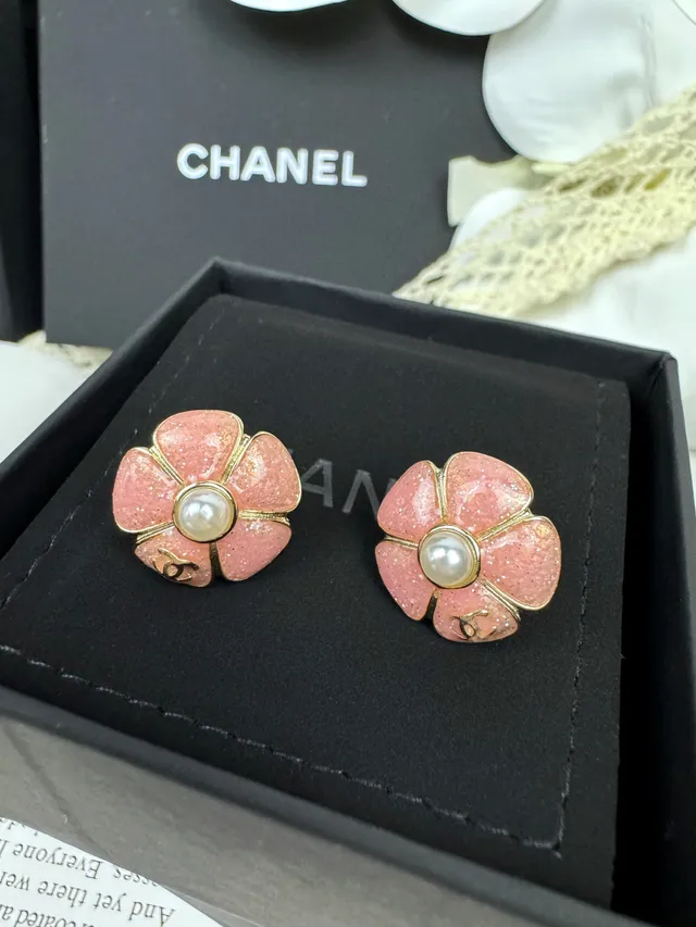 Chanel Camellia الذهب الوردي النمط الزهوري بريق إنهاء المينا أقراط 4