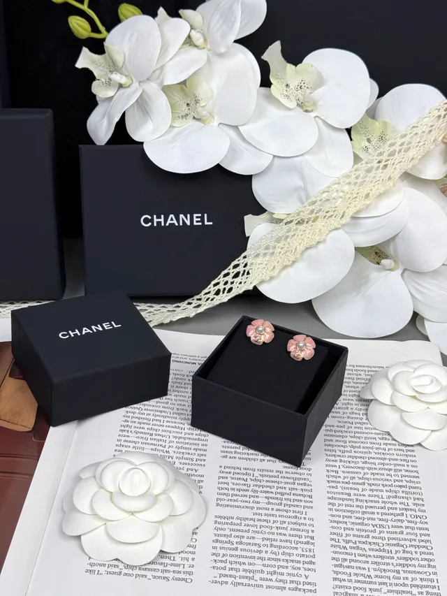 Chanel Camellia الذهب الوردي النمط الزهوري بريق إنهاء المينا أقراط 6