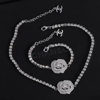 شانيل Camellia Rose فضي شفاف بفيه كريستال سيت سلسلة متشابكة علامة CC قفل قلادة