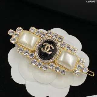 Chanel CC Bar सोने का सफेद धातु मोती प्रभाव रेजिन ब्रोच