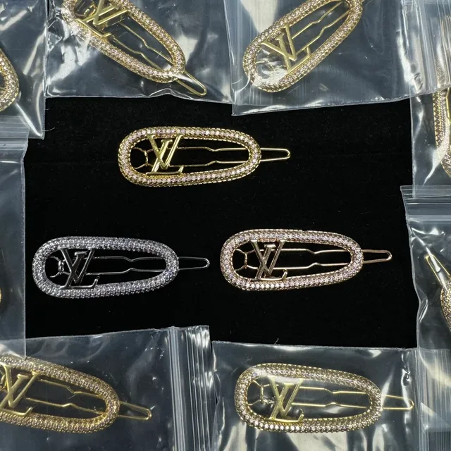 Chanel CC Bar सोने का सफेद धातु मोती प्रभाव रेजिन ब्रोच 4