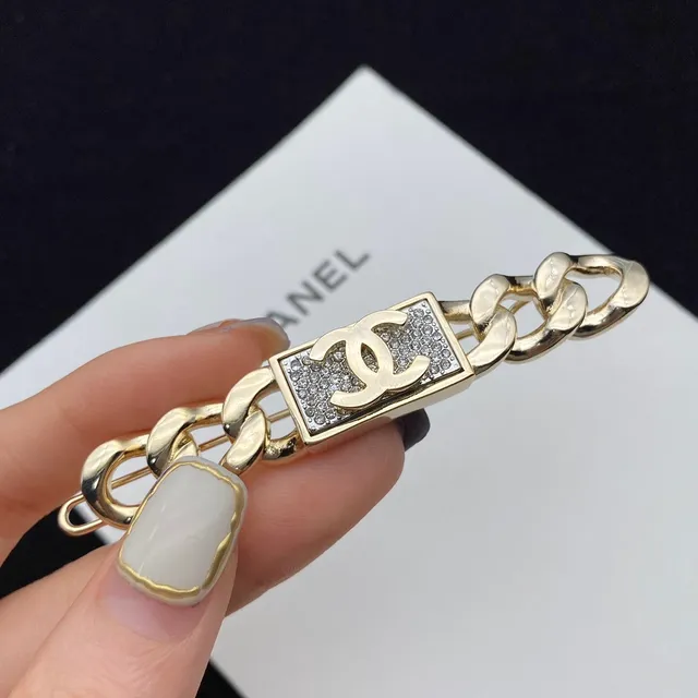 Chanel CC Bar सोने का सफेद धातु मोती प्रभाव रेजिन ब्रोच 9