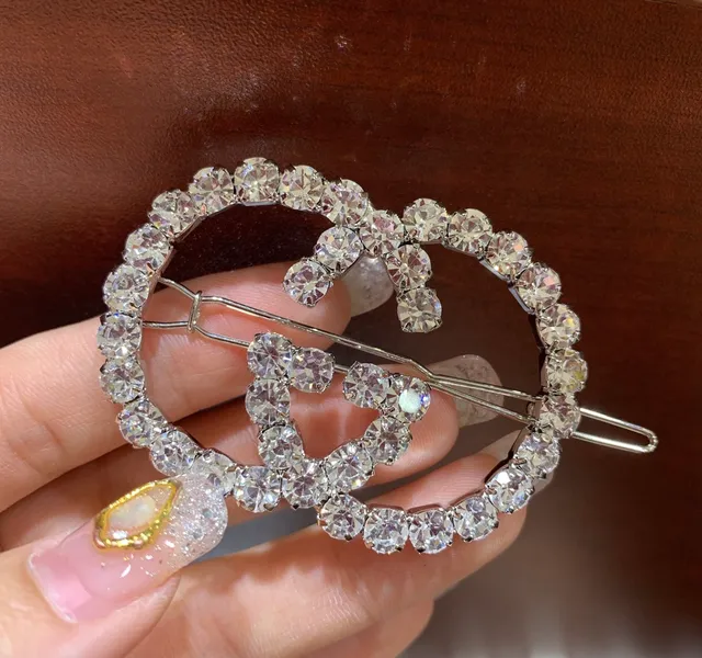 Chanel CC Bar सोने का सफेद धातु मोती प्रभाव रेजिन ब्रोच 12