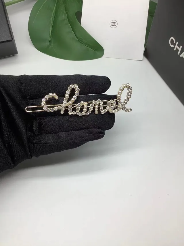 Chanel CC Bar सोने का सफेद धातु मोती प्रभाव रेजिन ब्रोच 13