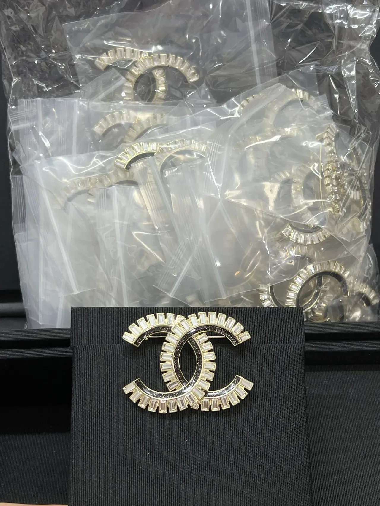 Chanel CC 黑色金色 Interlocking Motif Baguette-Cut Crystal Border 胸针 2