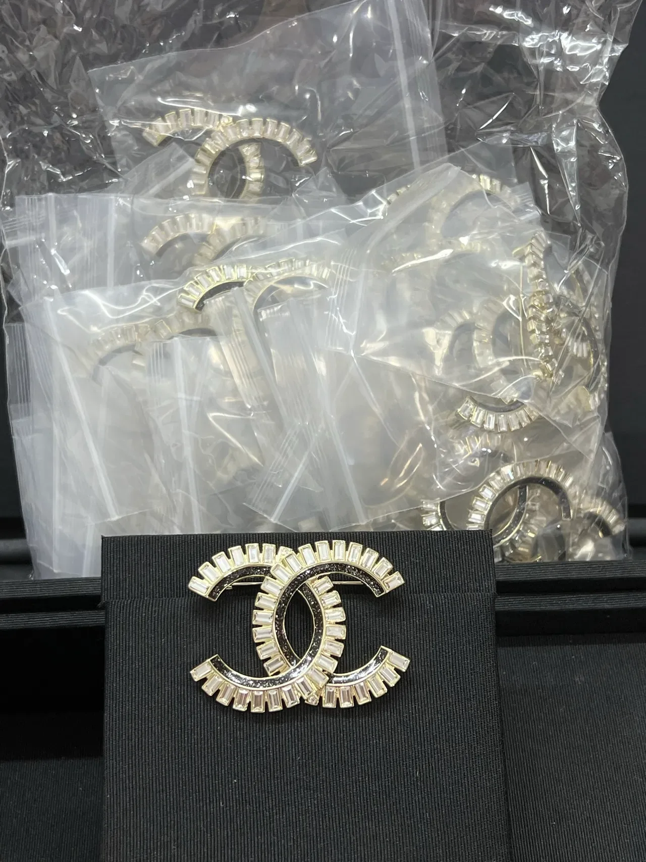Chanel CC 黑色金色 Interlocking Motif Baguette-Cut Crystal Border 胸针 3