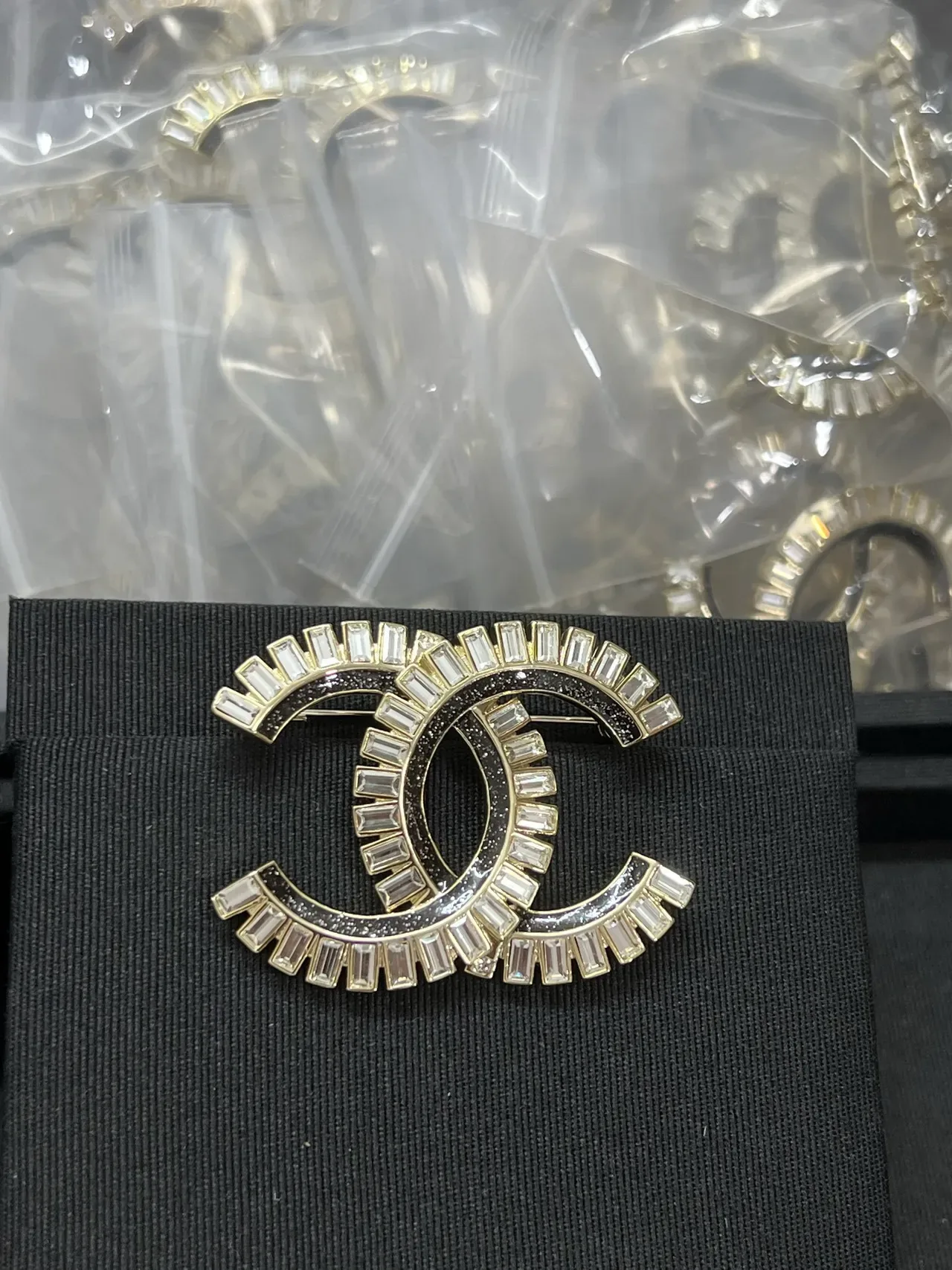 Chanel CC 黑色金色 Interlocking Motif Baguette-Cut Crystal Border 胸针 4