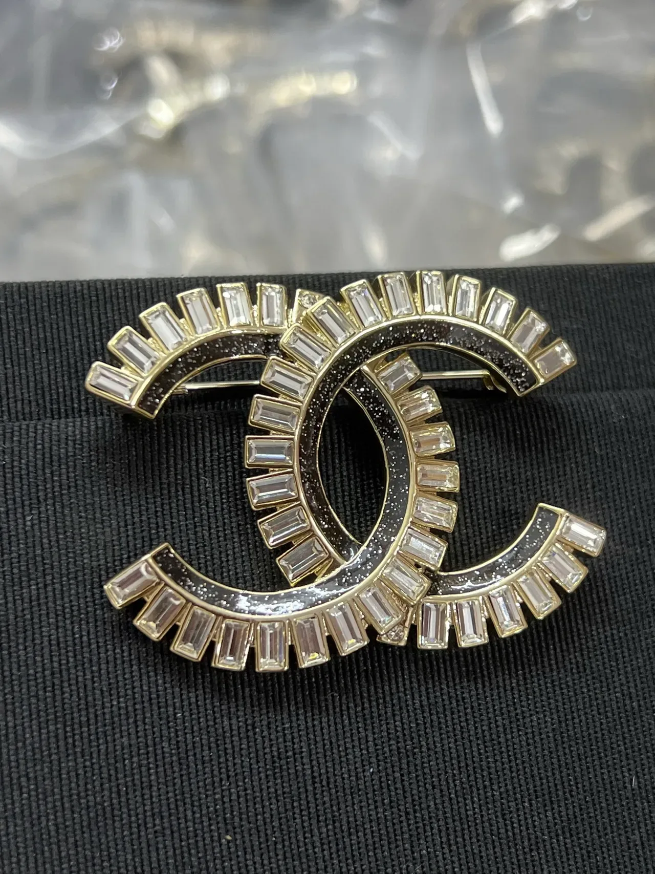 Chanel CC 黑色金色 Interlocking Motif Baguette-Cut Crystal Border 胸针 5