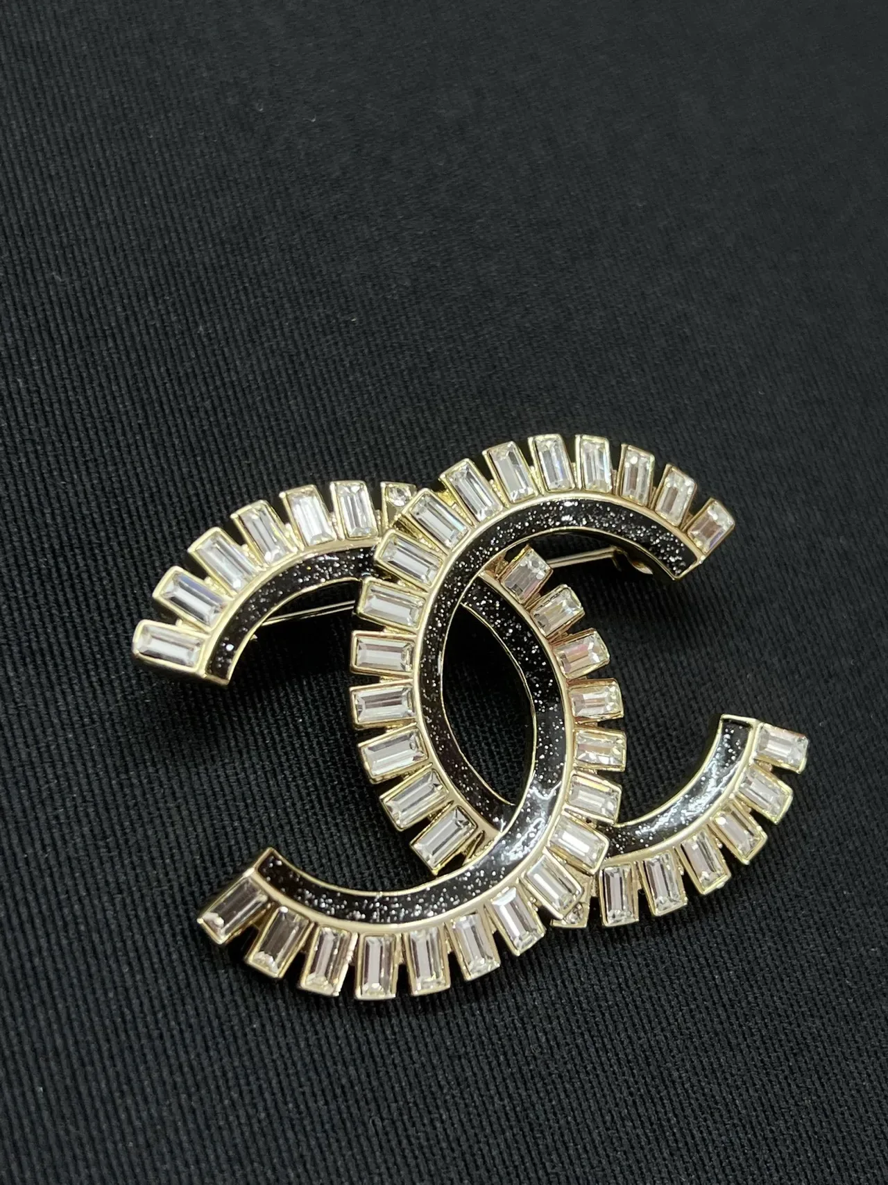 Chanel CC 黑色金色 Interlocking Motif Baguette-Cut Crystal Border 胸针 6