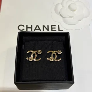 Chanel CC Camellia أقراط أذن كريستال بلون ذهبي