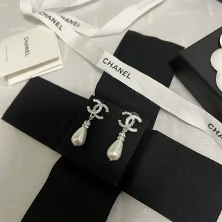 Chanel CC ক্রিস্টাল এবং মুক্তা ড্রপ ইয়াররিংস