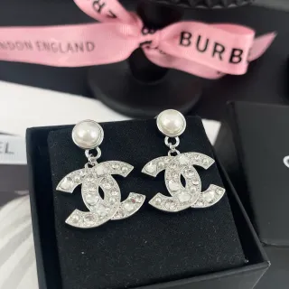 Chanel CC Logo أقراط كريستال معلقة بلؤلؤ أعلى
