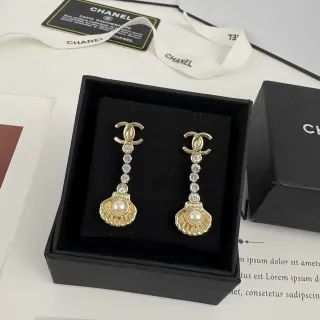 Chanel CC Logo Shell Pearl Crystal أقراط قطرة