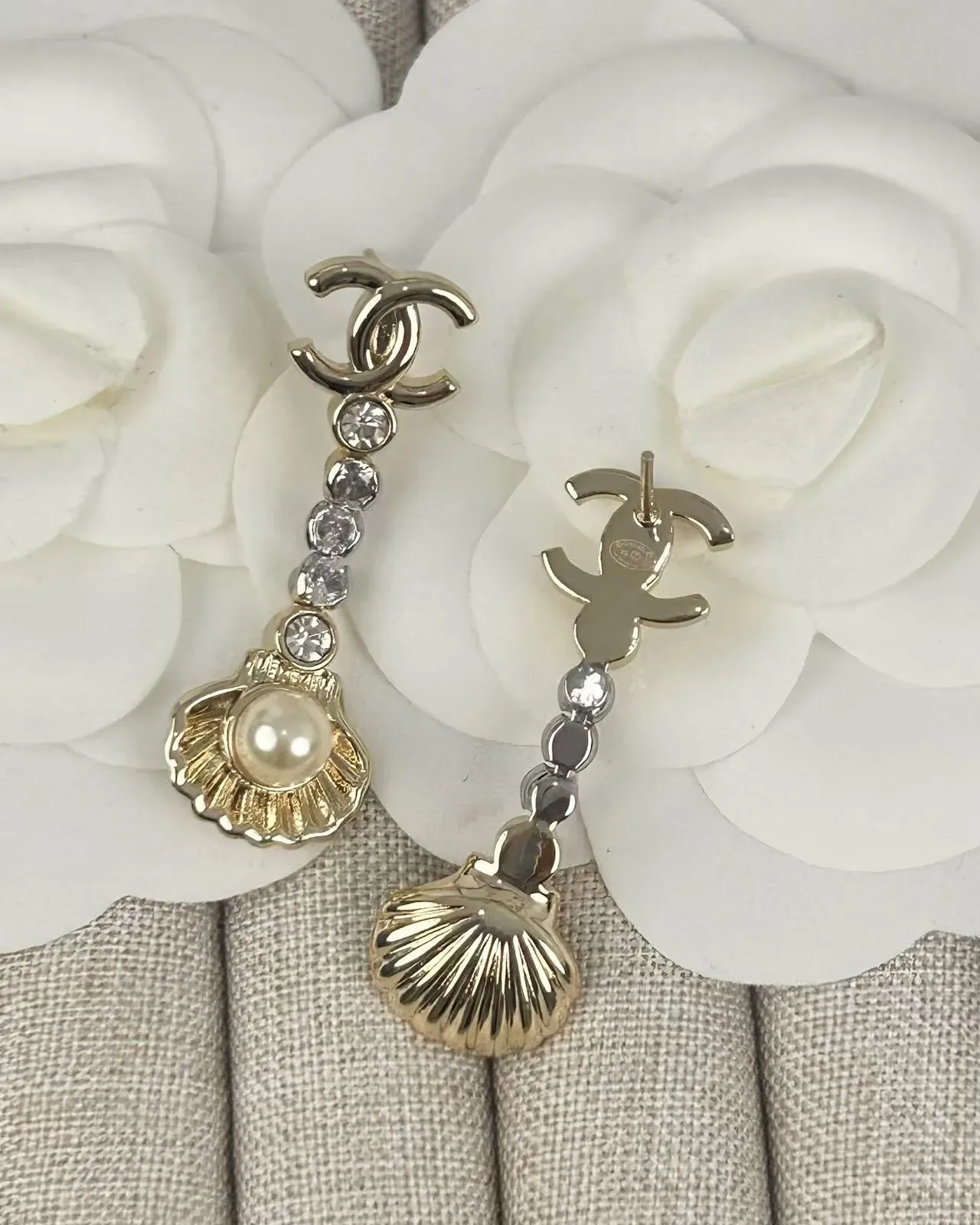 Chanel CC Logo Shell Pearl Crystal Brincos Pendentes 2