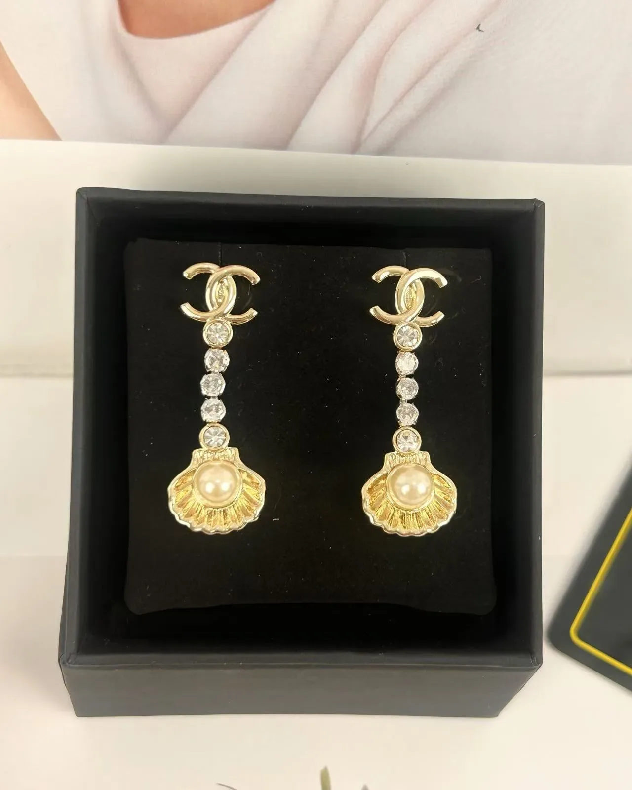 Chanel CC Logo Shell Pearl Crystal Brincos Pendentes 3