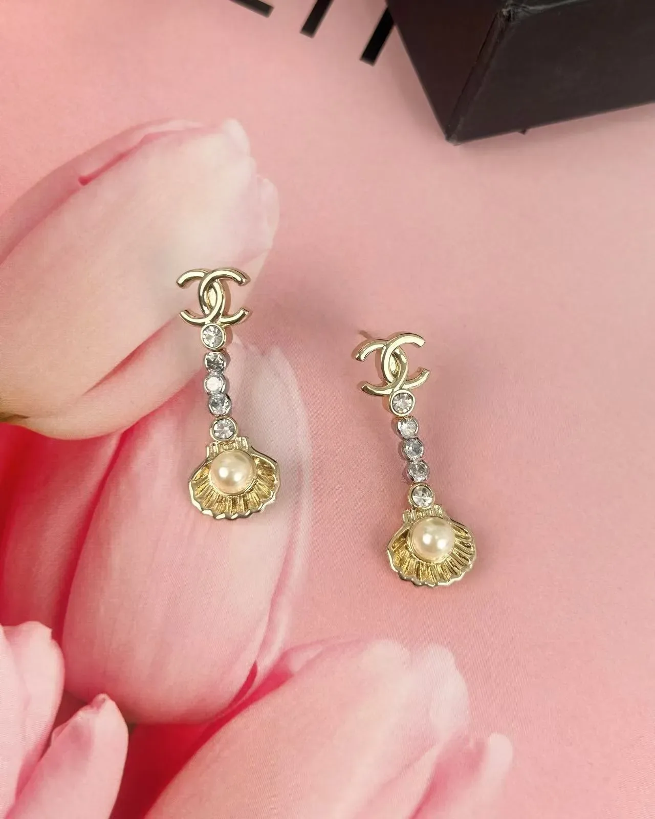Chanel CC Logo Shell Pearl Crystal Brincos Pendentes 4