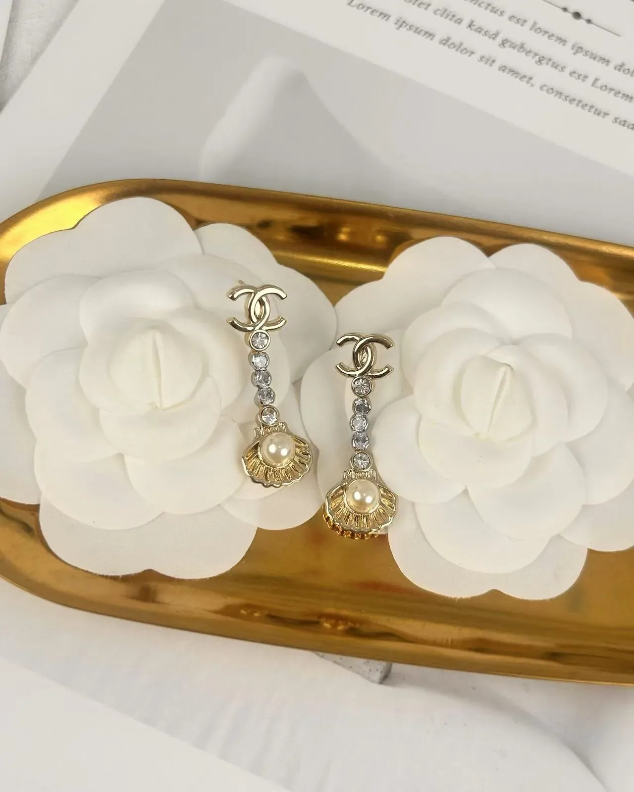 Chanel CC Logo Shell Pearl Crystal Brincos Pendentes 5